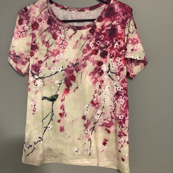 Beautiful printed spring summer tee. Ladies size L. Great casual shirt. Comfy. - Picture 1 of 3